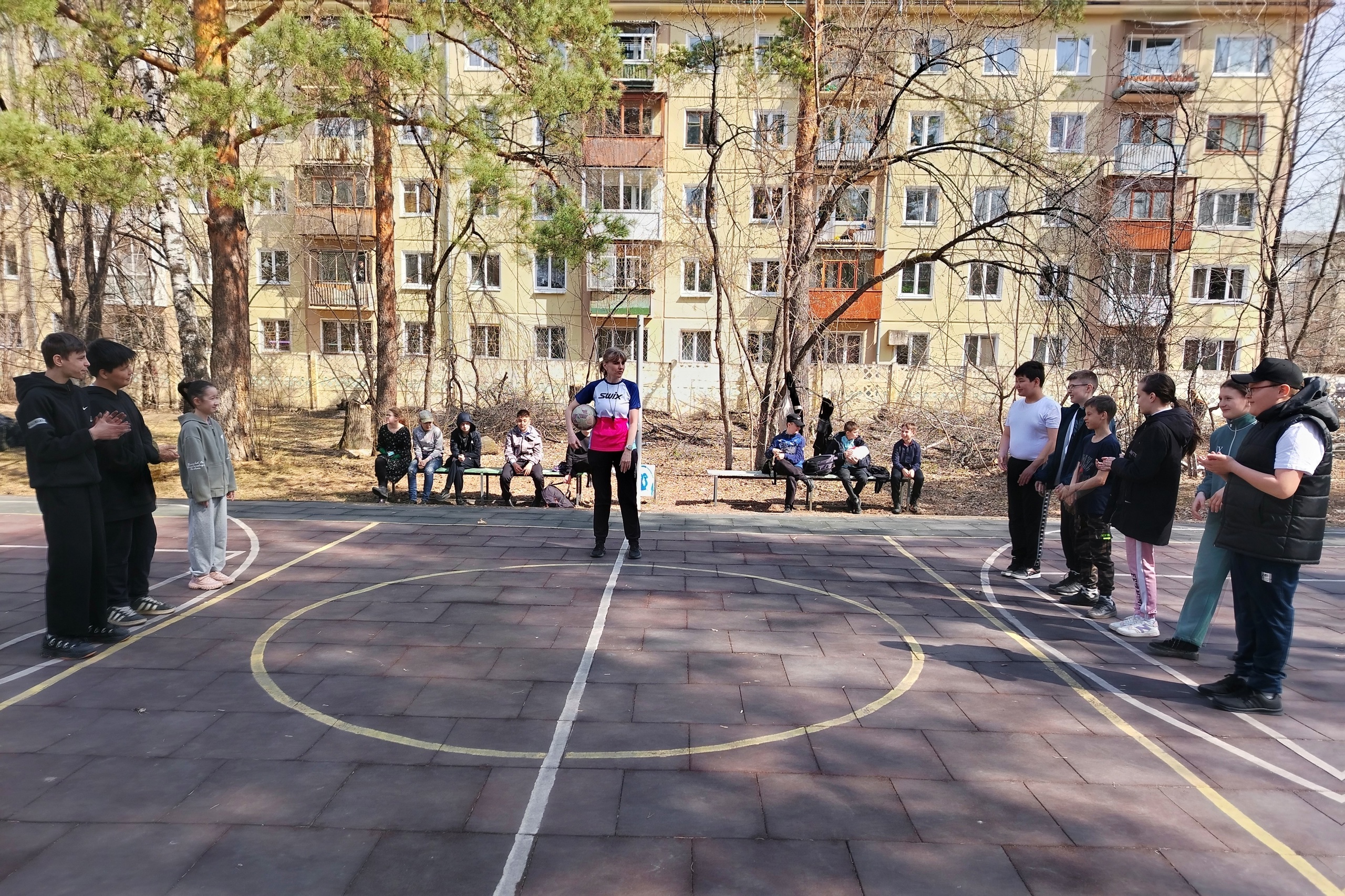 Соревнования по мини-футболу.